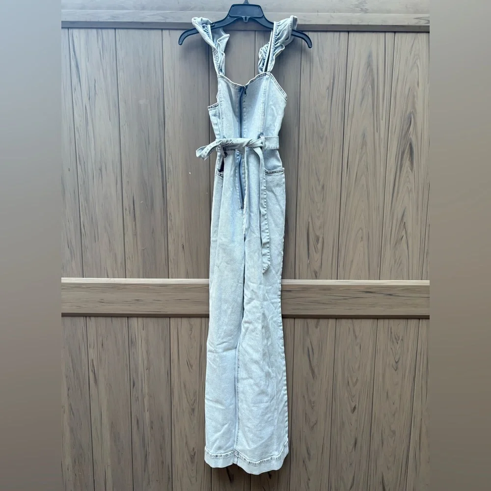 Alice + Olivia Gorgeous Flutter Sleeve Jumpsuit - Picture 4 of 10